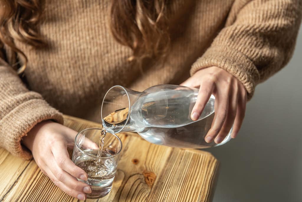 se puede beber agua destilada