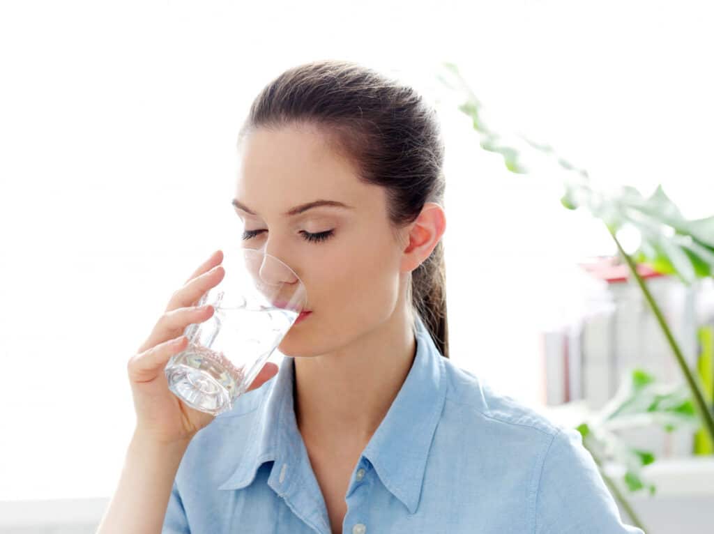 beber agua alcalina beneficios riñones